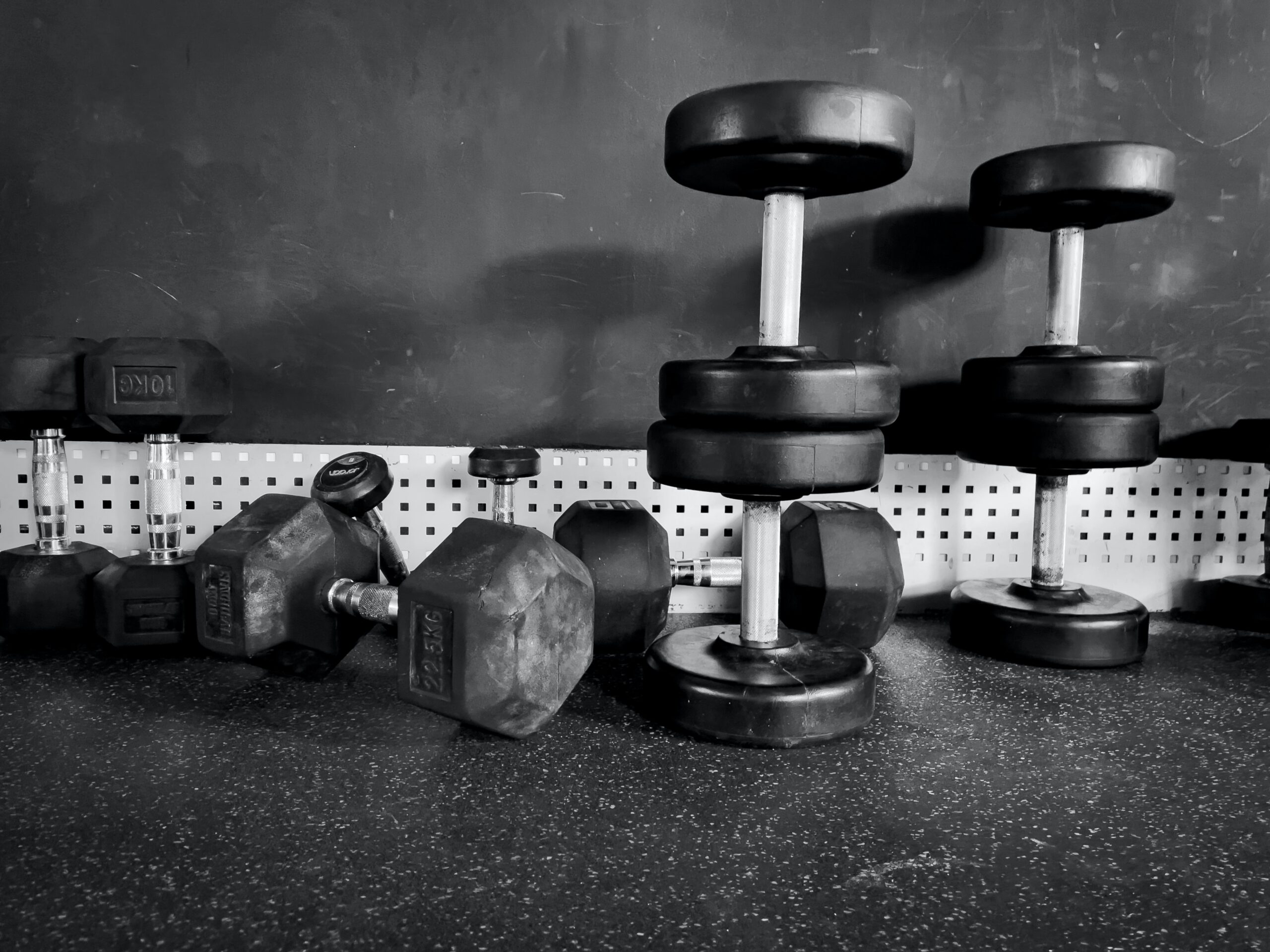 2 black dumbbells on Vida Plena Y Salud 2 black dumbbells on black surface