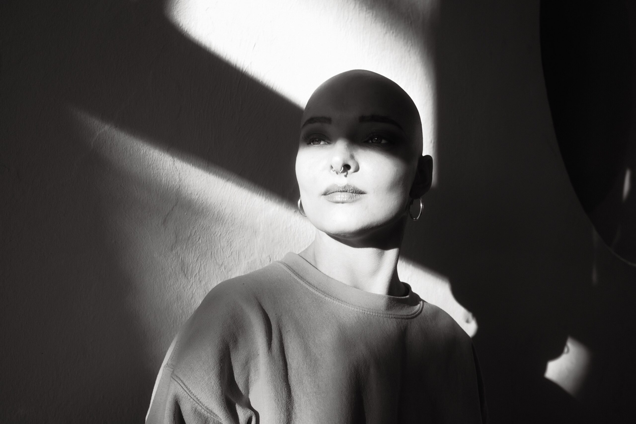 a black and white Vida Plena Y Salud a black and white photo of a woman with a bald head