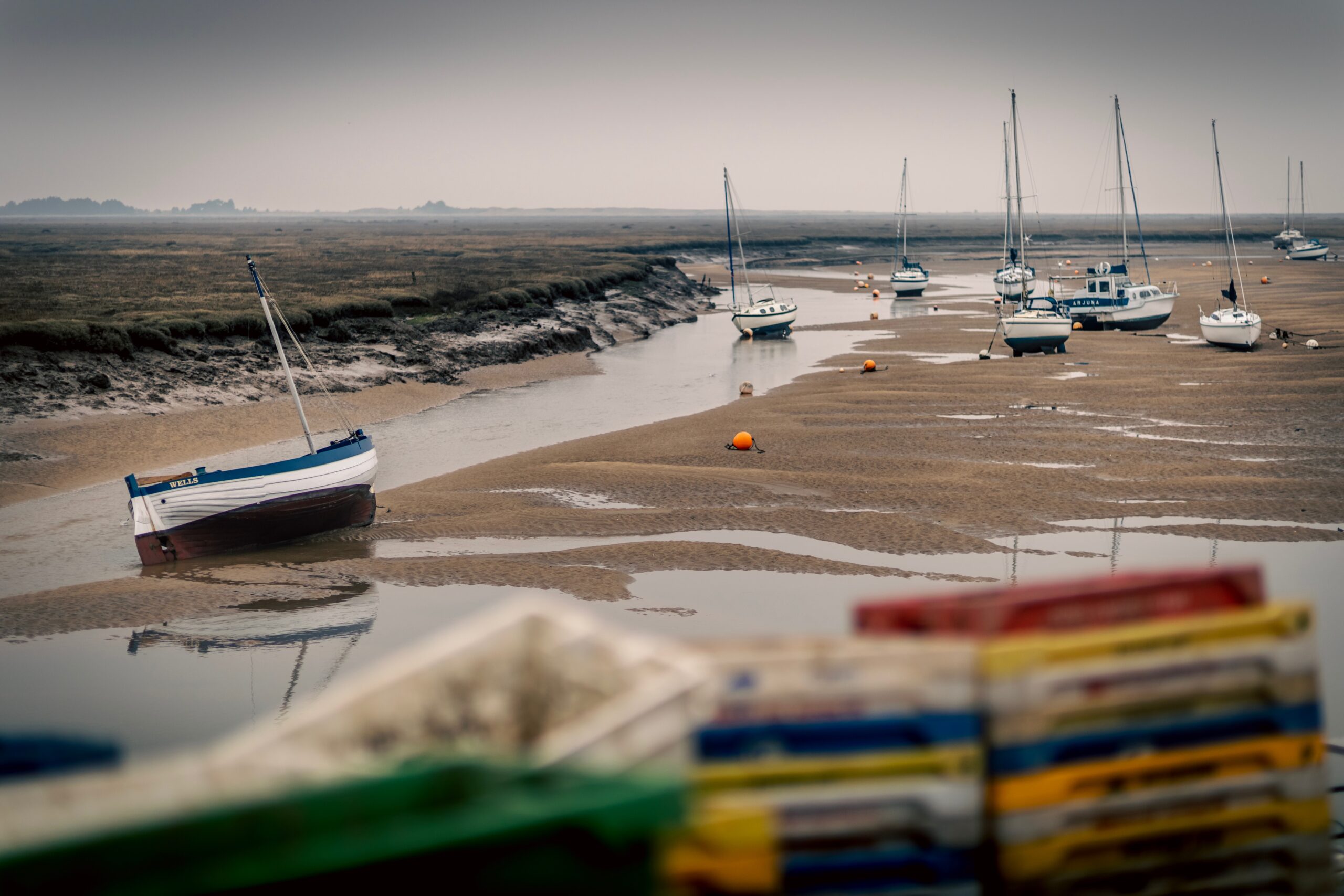 a group of boats Vida Plena Y Salud a group of boats sitting on top of a sandy beach