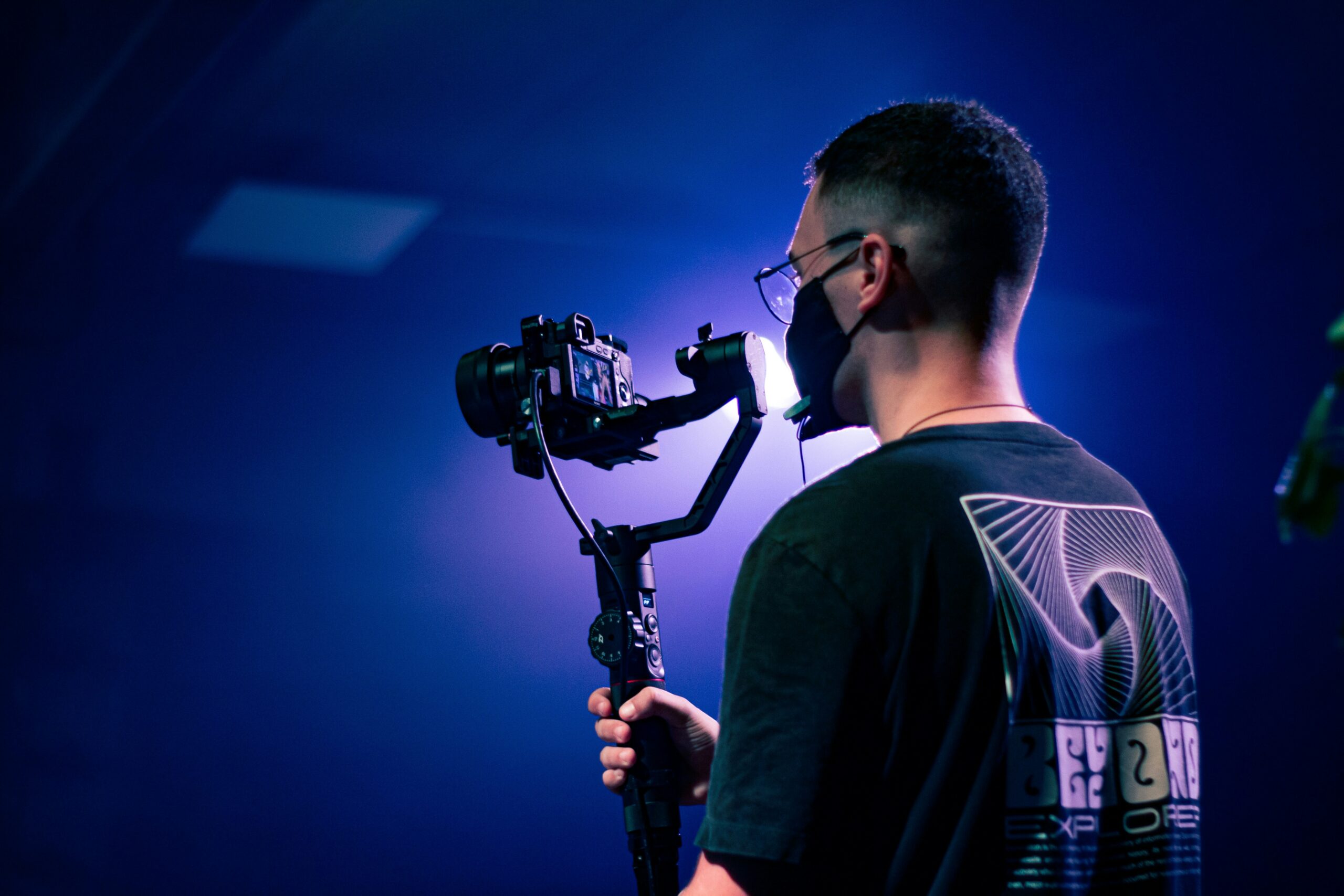 a man holding a Vida Plena Y Salud a man holding a camera and a tripod