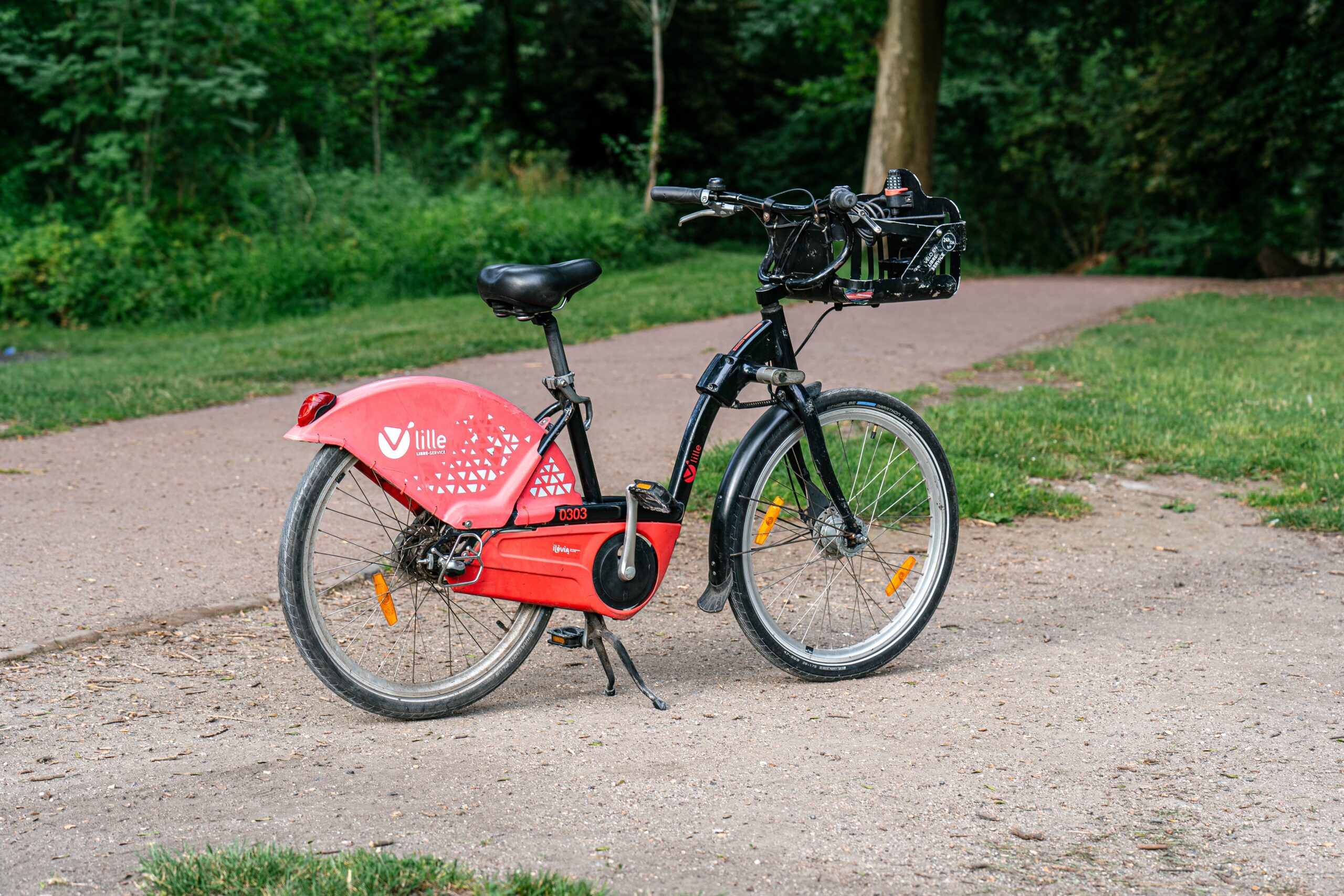 a red bicycle is Vida Plena Y Salud a red bicycle is parked on the side of the road